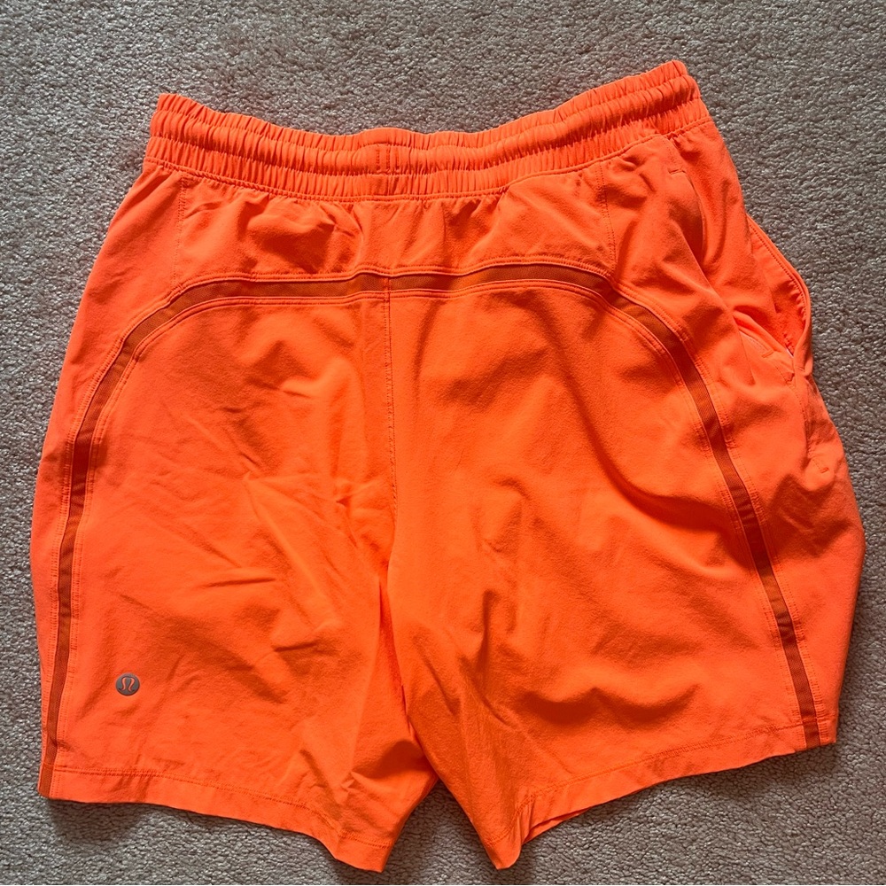 Lululemon Shorts Men’s Small, orange, perfect condition, underwear liner